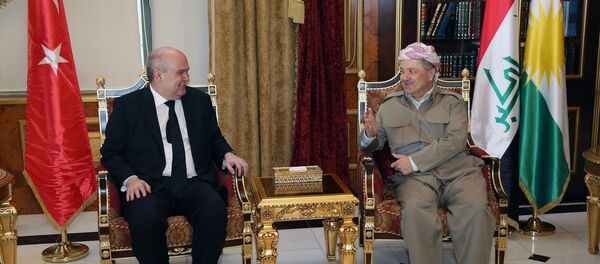 Dışişleri Bakanı Feridun Sinirlioğlu, Irak Kürt Bölgesel Yönetimi Başkanı Mesut Barzani ile Erbil'deki Başbakanlık binasında bir araya geldi. - Sputnik Türkiye