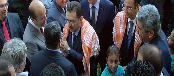 İçişleri Bakanı Selami Altınok, eski yazı işleri memuru Mehmet Koçak'ı görünce sevincini farklı bir şekilde gösterdi. - Sputnik Türkiye