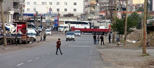 Cizre'de araçlardan barikatlar oluşturuldu, - Sputnik Türkiye