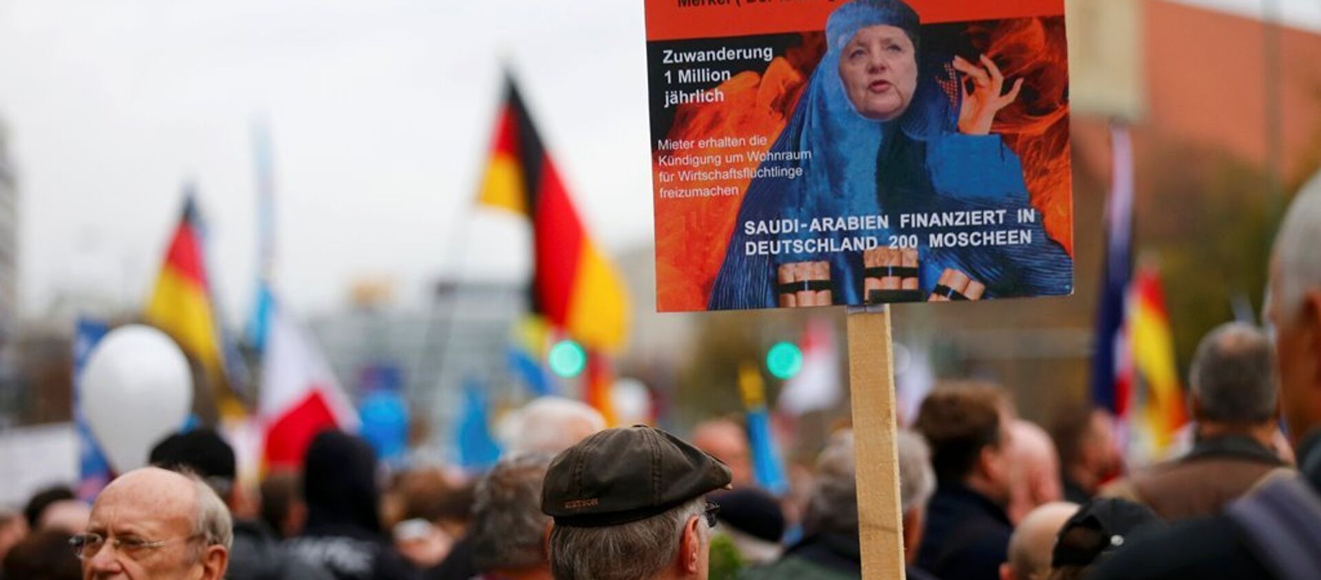 Almanya'nın başkenti Berlin'de göçmen karşıtı AfD Partisinin düzenlediği yürüyüşte binlerce kişi katıldı. - Sputnik Türkiye, 1920, 04.03.2021