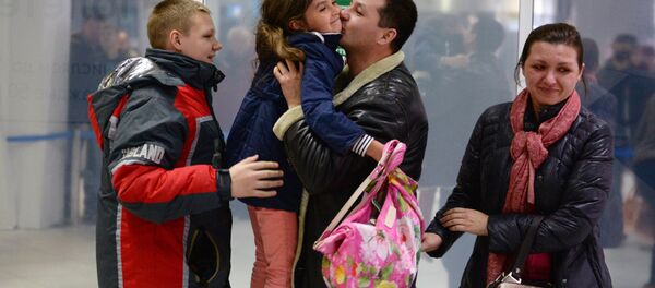 Rusya'nın Mısır'a uçuşları durdurmasının ardından Mısır'daki Rus turistler ülkelerine geri dönüyor - Sputnik Türkiye