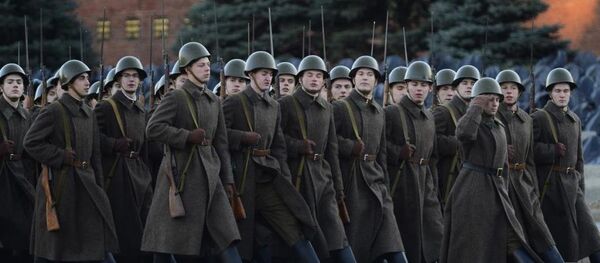 'Sovyet askerleri' Kızıl Meydan'da yürüdü - Sputnik Türkiye