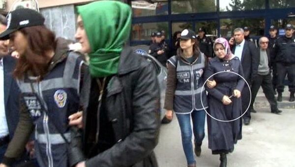 Manisa ve Eskişehir'de gözaltına türbanlı kadınlara kelepçe takıldı. - Sputnik Türkiye