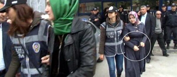 Manisa ve Eskişehir'de gözaltına türbanlı kadınlara kelepçe takıldı. - Sputnik Türkiye