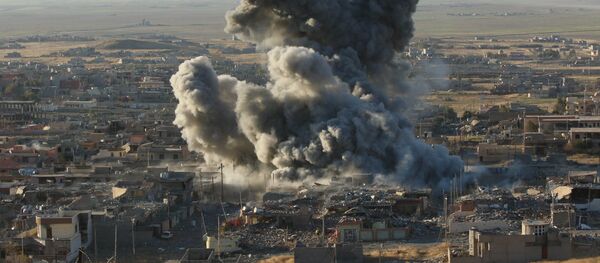 Sincar’da ABD savaş uçaklarının saldırısının ardından oluşan duman. - Sputnik Türkiye