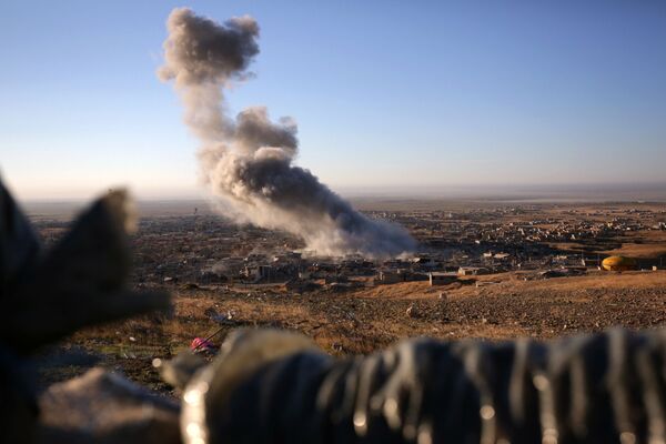 Sincar’da ABD savaş uçaklarının saldırısının ardından oluşan duman. - Sputnik Türkiye