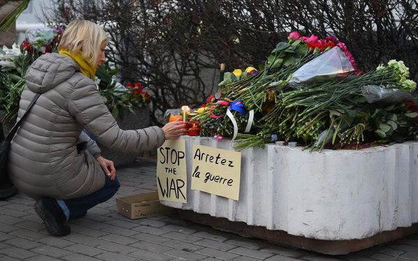 Rusya'daki Fransa Konsolosluğu önüne saldırılarda ölenlerin anısına çiçekler bırakılıyor. - Sputnik Türkiye