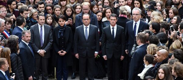 Cumhurbaşkanı Hollande ve Başbakan Valls, Sorbonne Üniversitesi düzenlenen bir dakikalık sessizlik eylemine katıldı. - Sputnik Türkiye