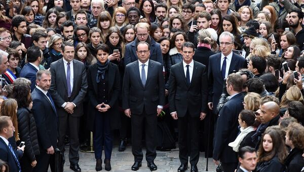 Cumhurbaşkanı Hollande ve Başbakan Valls, Sorbonne Üniversitesi düzenlenen bir dakikalık sessizlik eylemine katıldı. - Sputnik Türkiye