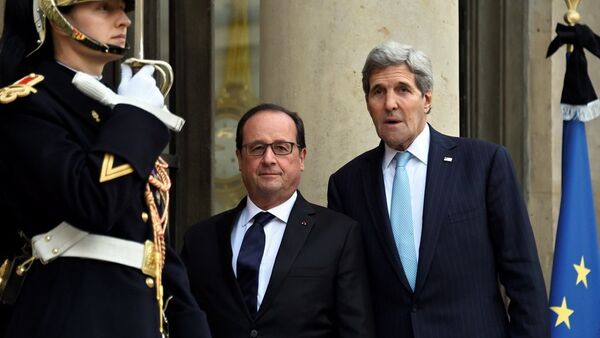 ABD Dışişleri Bakanı John Kerry, Fransa Cumhurbaşkanı François Hollande ile Paris'te görüştü. - Sputnik Türkiye