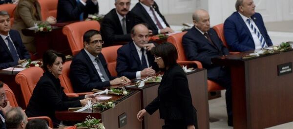 HDP Milletvekili Leyla Zana yemine Kürtçe başlayıp ardından da metni eksik okuduktan sonra genel kurul salonundan ayrıldı. - Sputnik Türkiye
