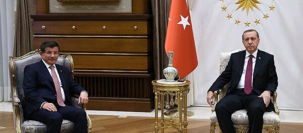 Recep Tayyip Erdoğan, hükümeti kurma görevini Ahmet Davutoğlu'na verdi. Recep Tayyip Erdoğan, hükümeti kurma görevini Ahmet Davutoğlu'na verdi. - Sputnik Türkiye