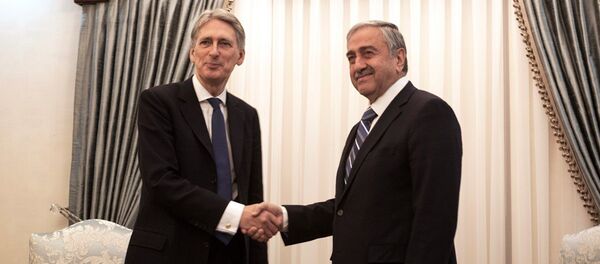 KKTC Cumhurbaşkanı Mustafa Akıncı - İngiltere Dışişleri Bakanı Philip Hammond - Sputnik Türkiye