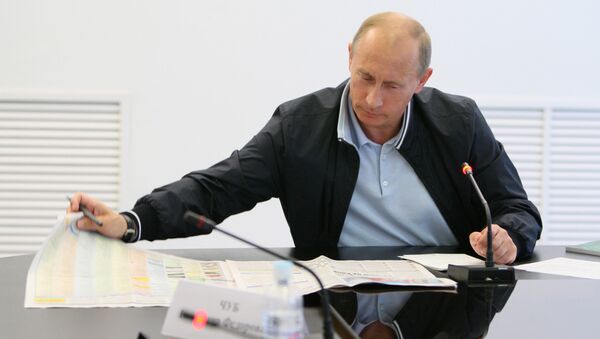 Russian Prime Minister Vladimir Putin tours combine harvester plant Rostselmash - Sputnik Türkiye