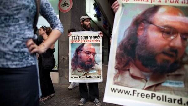 Israeli protesters hold posters demanding the release of Jonathan Pollard, a Jewish American who was jailed for life in 1987 on charges of spying on the United States, as they stand outside the U.S. embassy in Tel Aviv, Israel. - Sputnik Türkiye