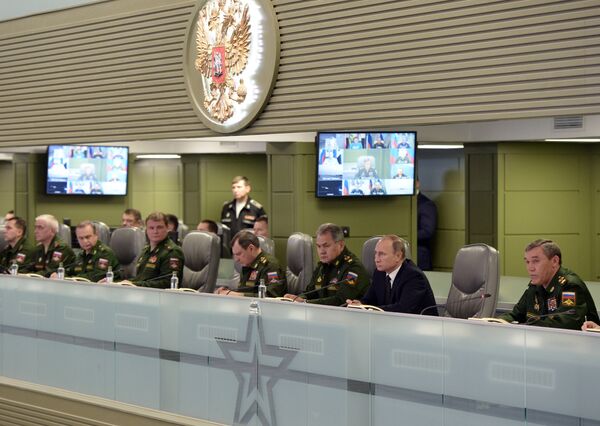 Rusya Devlet Başkanı Vladimir Putin Ulusal Savunma Kontrol Merkezi’ni ziyaret etti. - Sputnik Türkiye