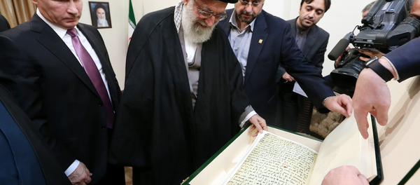 Putin Hamaney'e Kuran hediye etti. Putin Hamaney'e Kuran hediye etti. - Sputnik Türkiye