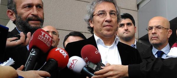 Cumhuriyet Gazetesi Genel Yayın Yönetmeni Can Dündar ve Ankara temsilcisi Erdem Gül, 'MİT tırları' soruşturması kapsamında ifade vermek üzere İstanbul Cumhuriyet Başsavcılığı'na geldi. - Sputnik Türkiye