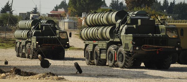 S-400 hava savunma füze sistemi, Rusya'nın Suriye'deki Hmeymim hava üssünde Rus savaş uçaklarının güvenliğini sağlamak için. - Sputnik Türkiye