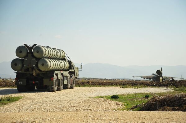 Suriye'ye konuşlandırılan S-400 hava savunma sistemi. - Sputnik Türkiye