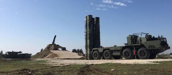 S-400 hava savunma füze sistemi, Rusya'nın Suriye'deki Hmeymim hava üssünde Rus savaş uçaklarının güvenliğini sağlamak için. S-400 hava savunma füze sistemi, Rusya'nın Suriye'deki Hmeymim hava üssünde Rus savaş uçaklarının güvenliğini sağlamak için. - Sputnik Türkiye