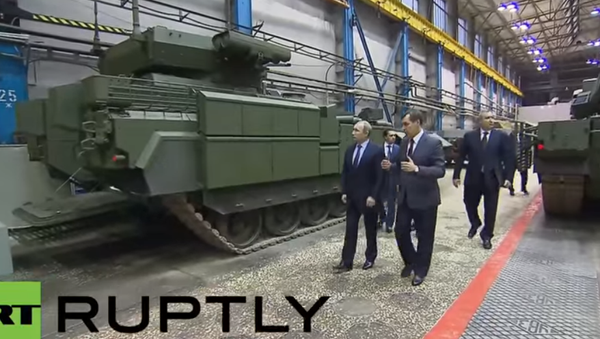 Rusya Devlet Başkanı Vladimir Putin, Nijniy Tagil kentinde bulunan mühendislik tesisini ziyaret ederek yeni üretilen T-14 Armata zırhlı muharebe aracını inceledi. - Sputnik Türkiye