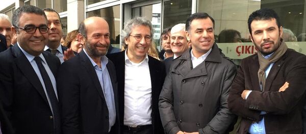 Cumhuriyet Gazetesi Genel Yayın Yönetmeni Can Dündar (önde ortada) ve Ankara Temsilcisi Erdem Gül (önde sol 2) - Sputnik Türkiye