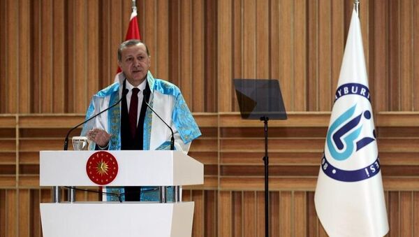 Cumhurbaşkanı Recep Tayyip Erdoğan, Bayburt Üniversitesi Yeni Külliye Konferans Salonu'nda düzenlenen Akademik Yıl Açılış Töreni'ne katılarak konuşma yaptı. - Sputnik Türkiye