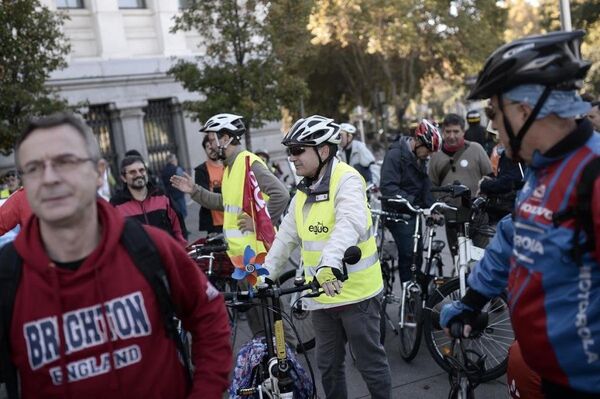 ‘İklim için İttifak’ adlı grup, İspanya’nın başkenti Madrid'den Paris'e bisikletle gitme etkinliği düzenliyor. - Sputnik Türkiye