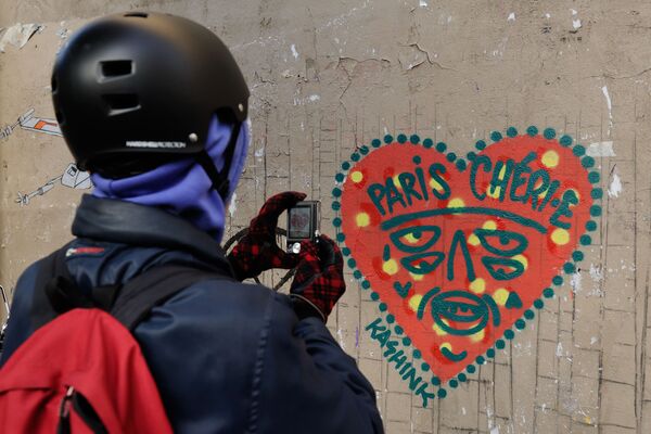 Paris sokaklarındaki grafiti. - Sputnik Türkiye