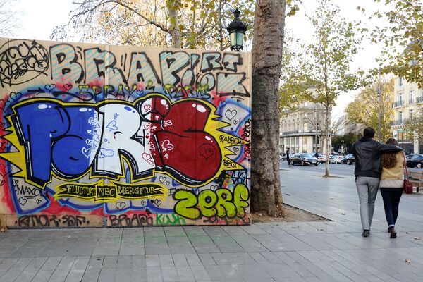 Paris’teki grafitinin önünden geçen bir çift. - Sputnik Türkiye