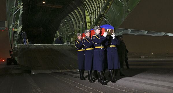 Rus pilotun cenazesi Moskova'ya getirildi. - Sputnik Türkiye