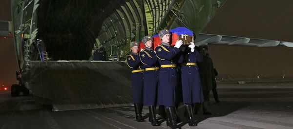 Rus pilotun cenazesi Moskova'ya getirildi. - Sputnik Türkiye