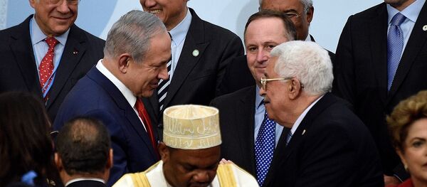 Diğer taraftan İsrail ve Arap basını da dahil olmak üzere pek çok medya organı Netanyahu ve Abbas’ın el sıkıştığını yazsa da, Russia Today (RT) kanalı Dhoinine yüzünden bu el sıkışmanın gerçekten olup olmadığının hiçbir zaman bilinemeyeceğini yazdı. - Sputnik Türkiye