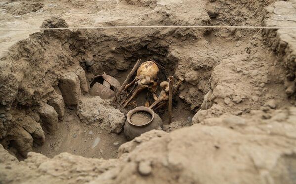 Peru’da bir mezarlıkta 1,000 yıllık mezarlar bulundu - Sputnik Türkiye
