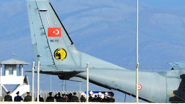 Rus pilotu taşıyan Türk uçağı - Sputnik Türkiye