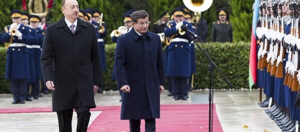 Başbakan Ahmet Davutoğlu, resmi ziyarette bulunmak üzere geldiği Azerbaycan'ın başkenti Bakü'de, Azerbaycan Cumhurbaşkanı İlham Aliyev tarafından resmi törenle karşılandı. Başbakan Ahmet Davutoğlu, resmi ziyarette bulunmak üzere geldiği Azerbaycan'ın başkenti Bakü'de, Azerbaycan Cumhurbaşkanı İlham Aliyev tarafından resmi törenle karşılandı. - Sputnik Türkiye