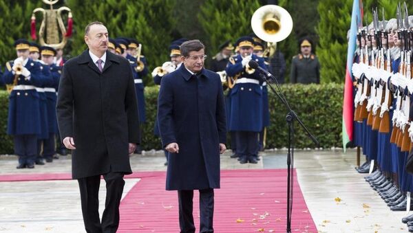 Başbakan Ahmet Davutoğlu, resmi ziyarette bulunmak üzere geldiği Azerbaycan'ın başkenti Bakü'de, Azerbaycan Cumhurbaşkanı İlham Aliyev tarafından resmi törenle karşılandı. - Sputnik Türkiye