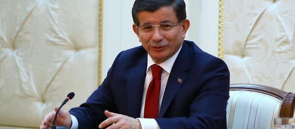 Başbakan Ahmet Davutoğlu, resmi temaslarda bulunmak için geldiği Azerbaycan'da Cumhurbaşkanı İlham Aliyev'le ortak basın toplantısı düzenledi. - Sputnik Türkiye
