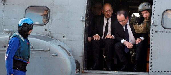 Fransa Cumhurbaşkanı François Hollande, Charles de Gaulle'ü ziyaret etti - Sputnik Türkiye