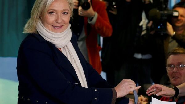 Seçimlerde, FN Lideri Marine Le Pen'in aday olduğu kuzeydeki Nord-Pas-de-Calais-Picardie ile Le Pen'in varisçisi olarak bilinen yeğeni Marion Marechal Le Pen'in aday olduğu güneydeki Provence-Alpes-Cote d'Azur'da, FN'in yarışı önde bitirmesine neredeyse kesin gözüyle bakılıyor. - Sputnik Türkiye