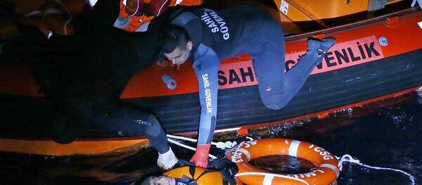 İzmir'de sığınmacıları taşıyan bot battı - Sputnik Türkiye