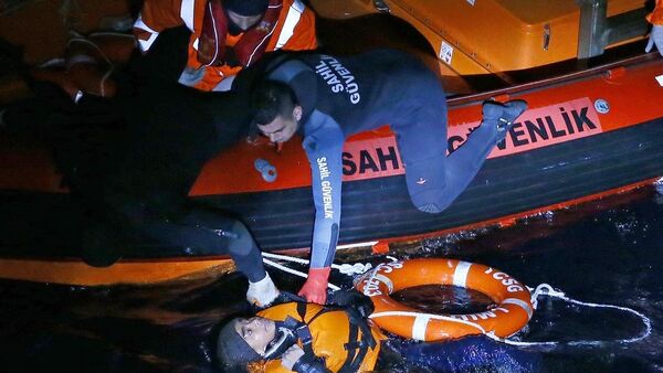 İzmir'de sığınmacıları taşıyan bot battı - Sputnik Türkiye