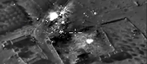 Rusya'nın IŞİD'i denizaltıdan vurması - Sputnik Türkiye