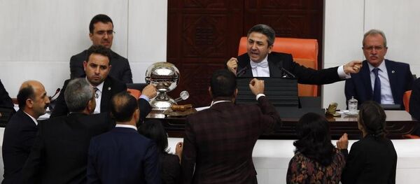 TBMM Genel Kurulu'nda Başkanvekili Ahmet Aydın ile HDP'li milletvekilleri arasında kısa süreli tartışma yaşandı. - Sputnik Türkiye