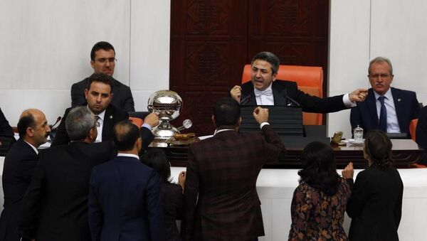 TBMM Genel Kurulu'nda Başkanvekili Ahmet Aydın ile HDP'li milletvekilleri arasında kısa süreli tartışma yaşandı. - Sputnik Türkiye