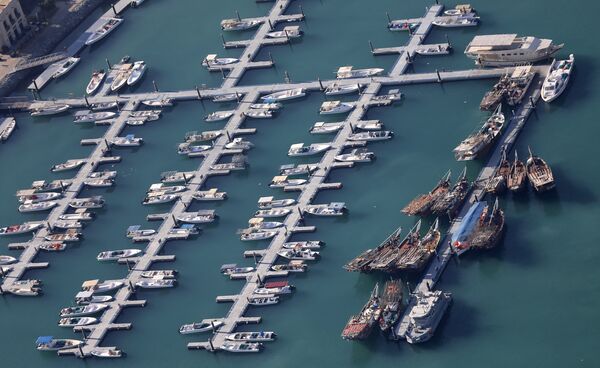 Dubai kıyısına demirleyen tekneler. - Sputnik Türkiye