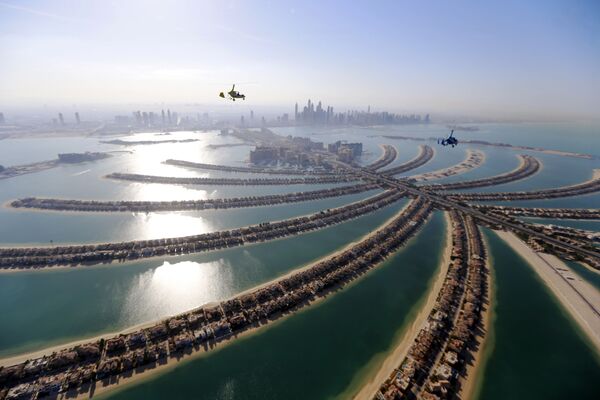 Dubai üzerinde uçak cayrokopterler. - Sputnik Türkiye