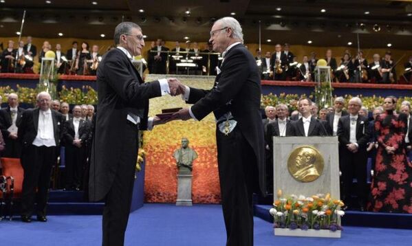 Nobel Kimya ödülünü kazanan Türk bilim adamı Aziz Sancar (solda), İsveç'in başkenti Stockholm'de düzenlenen törende ödülünü İsveç Kralı 16. Carl Gustav'ın elinden aldı. - Sputnik Türkiye