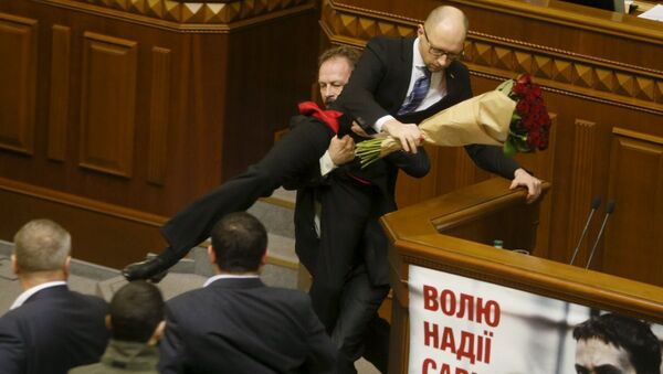 Ukrayna'da iktidardaki Poroşenko Cephesi Partisi’nden milletvekili Oleg Barna, Başbakan Arseniy Yatsenyuk’u 'kucaklayarak' kürsüden indirdi. - Sputnik Türkiye